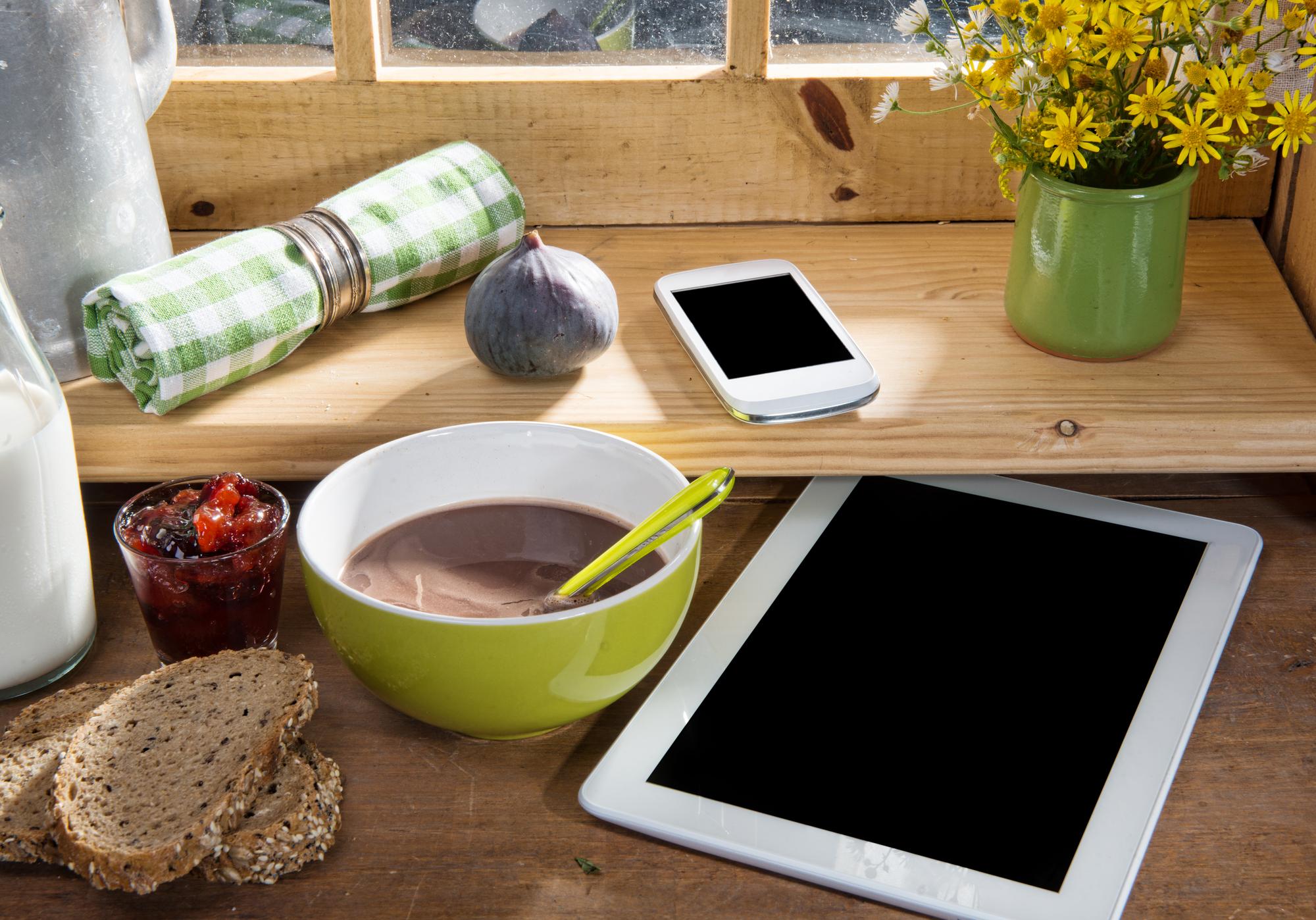Stazione di lavoro culinaria con tablet e ingredienti